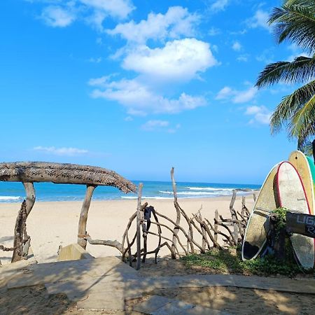 Light House Beach Hut Komari Extérieur photo